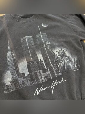Vtg 90s New York City Skyline WTC Twin Towers Statue of Liberty Sweatshirt Large